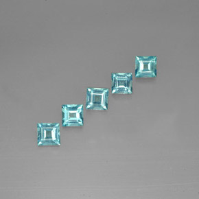 カラットの天然ライトブルーアパタイト（5.1×5 mm・四角）