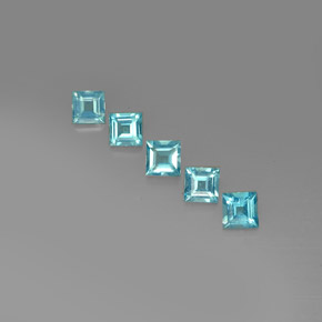 カラットの天然ライトブルーアパタイト（4.8×4.8 mm・四角）