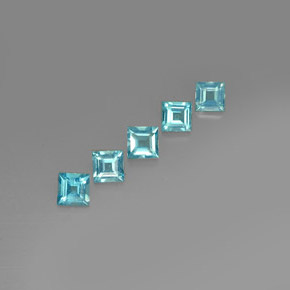 カラットの天然ライトブルーアパタイト（4.8×4.8 mm・四角）