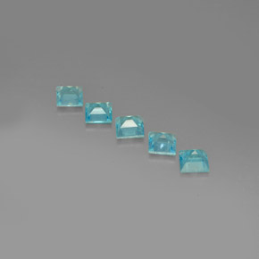 カラットの天然ライトブルーアパタイト（4.8×4.8 mm・四角）