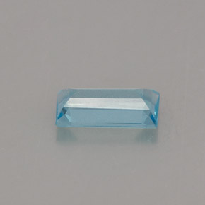 0.67カラットの天然ライトブルーアパタイト（7.4×3.9 mm・バゲット）