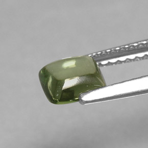 0.72カラットの天然グリーンアパタイト（5.5×5.3 mm・バゲット）