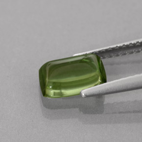 1.21カラットの天然グリーンアパタイト（7.9×5.8 mm・クッションカット）