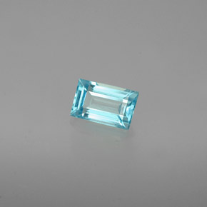 0.48カラットの天然ライトブルーアパタイト（5.6×3.6 mm・バゲット）