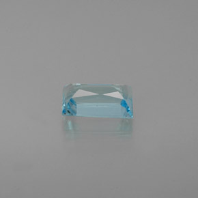 0.76カラットの天然ライトブルーアパタイト（6.6×4.3 mm・バゲット）