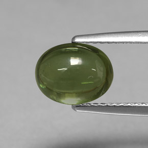 3.07カラットの天然グリーンアパタイト（9×7.1 mm・オーバルカット）