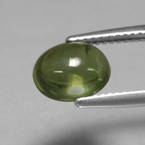 3.07カラットの天然グリーンアパタイト（9×7.1 mm・オーバルカット）