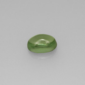 0.63カラットの天然グリーンアパタイト（5.9×4.1 mm・オーバルカット）