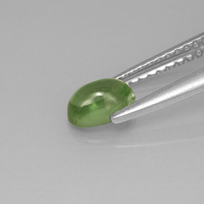 0.63カラットの天然グリーンアパタイト（5.9×4.1 mm・オーバルカット）