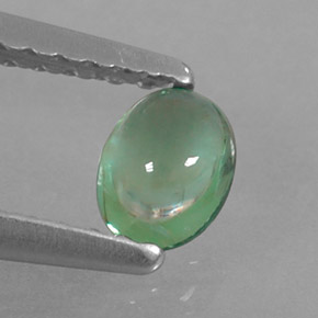 0.33カラットの天然ライトグリーンアパタイト（4.8×3.7 mm・オーバルカット）