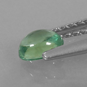 0.33カラットの天然ライトグリーンアパタイト（4.8×3.7 mm・オーバルカット）