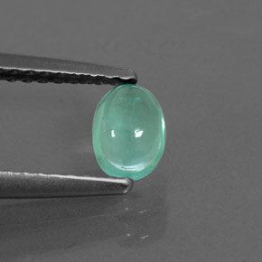 0.47カラットの天然ライトグリーンアパタイト（5.4×3.9 mm・オーバルカット）