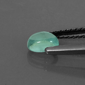 0.47カラットの天然ライトグリーンアパタイト（5.4×3.9 mm・オーバルカット）