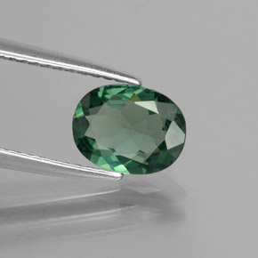 0.99カラットの天然グリーンアパタイト（8.1×6.3 mm・オーバルカット）