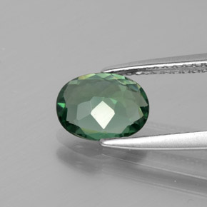 0.99カラットの天然グリーンアパタイト（8.1×6.3 mm・オーバルカット）