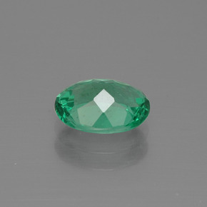 1.35カラットの天然グリーンアパタイト（8.1×6.1 mm・オーバルカット）