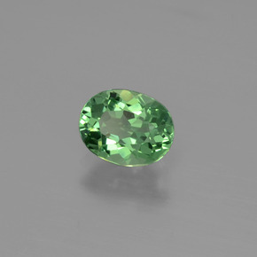 0.95カラットの天然グリーンアパタイト（7.2×5.3 mm・オーバルカット）