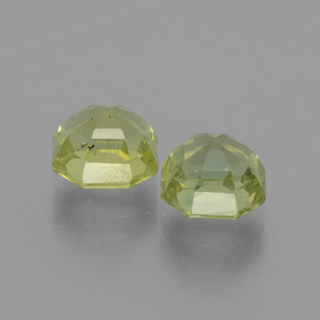 カラットの天然ゴールデングリーンアパタイト（7.3×7.1 mm・エメラルドカット）