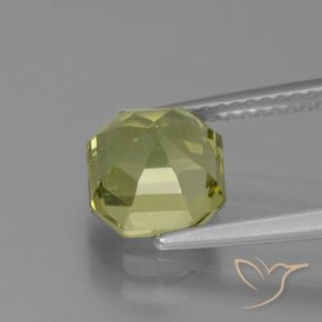 2.66カラットの天然オリーブグリーンアパタイト、八角形 / エメラルドカット、VS