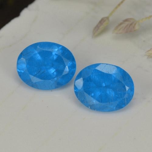 0.75カラットの天然濃いブルーアパタイト（5.1×4 mm・オーバルカット）