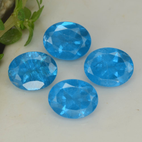 1.60カラットの天然濃いブルーアパタイト（5.2×4 mm・オーバルカット）