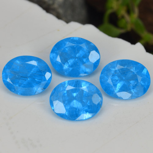 1.40カラットの天然濃いブルーアパタイト（4.9×4 mm・オーバルカット）