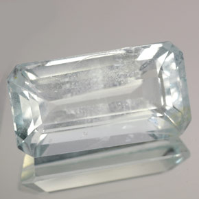12.22カラットの天然ライトグリーンブルーアクアマリン（19.3×10.4 mm・エメラルドカット）