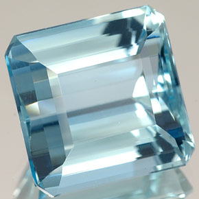 10.58カラットの天然ライトブルーアクアマリン（13.2×13.1 mm・エメラルドカット）