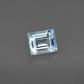 0.86カラットの天然ライトブルーアクアマリン（5.9×4.9 mm・バゲット）