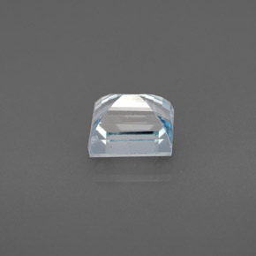 0.86カラットの天然ライトブルーアクアマリン（5.9×4.9 mm・バゲット）
