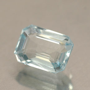 0.94カラットの天然ライトブルーアクアマリン（7.1×5.1 mm・エメラルドカット）