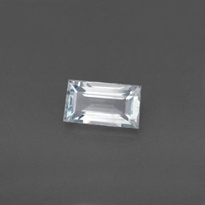 0.73カラットの天然ライトブルーアクアマリン（7.1×4.1 mm・バゲット）