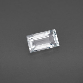 0.73カラットの天然ライトブルーアクアマリン（7.1×4.1 mm・バゲット）