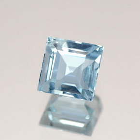 0.61カラットの天然ライトブルーアクアマリン（4.7×4.7 mm・四角）