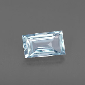 0.57カラットの天然ライトブルーアクアマリン（6.8×4 mm・バゲット）