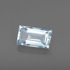 0.57カラットの天然ライトブルーアクアマリン（6.8×4 mm・バゲット）
