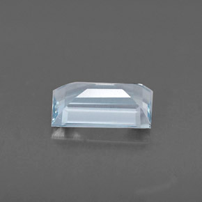 0.57カラットの天然ライトブルーアクアマリン（6.8×4 mm・バゲット）