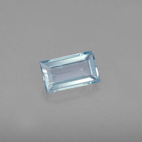 0.68カラットの天然ライトブルーアクアマリン（7×4.2 mm・バゲット）