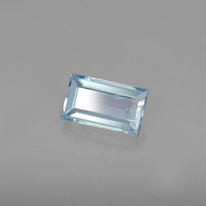 0.68カラットの天然ライトブルーアクアマリン（7×4.2 mm・バゲット）
