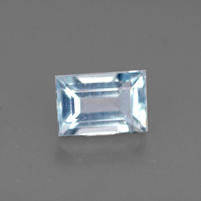0.61カラットの天然ライトブルーアクアマリン（6.1×4.1 mm・バゲット）