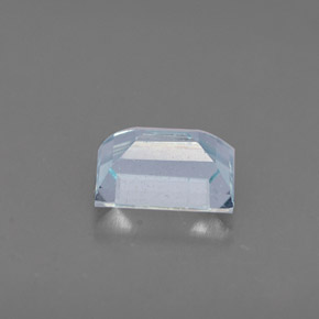 0.61カラットの天然ライトブルーアクアマリン（6.1×4.1 mm・バゲット）