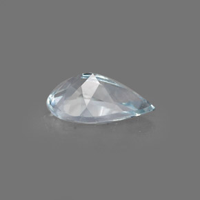 0.68カラットの天然ライトブルーアクアマリン（7.9×5 mm・洋梨の形）