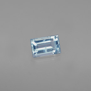 0.55カラットの天然ライトブルーアクアマリン（5.9×4 mm・バゲット）