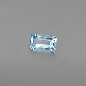 0.55カラットの天然ライトブルーアクアマリン（5.9×4 mm・バゲット）