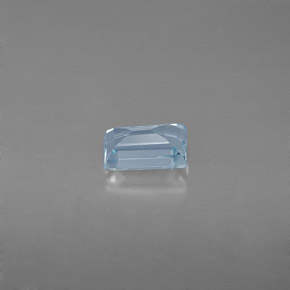 0.56カラットの天然ライトブルーアクアマリン（4.1×4.1 mm・バゲット）