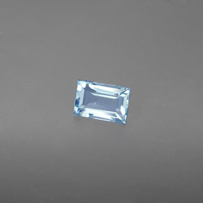0.59カラットの天然ライトブルーアクアマリン（6×4 mm・バゲット）