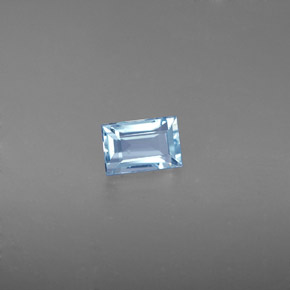 0.59カラットの天然ライトブルーアクアマリン（6×4 mm・バゲット）