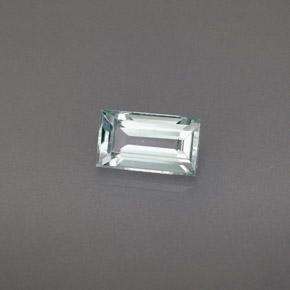 0.66カラットの天然ライトブルーアクアマリン（7×4 mm・バゲット）