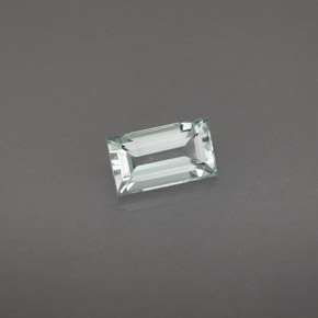 0.66カラットの天然ライトブルーアクアマリン（7×4 mm・バゲット）