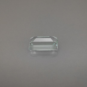 0.66カラットの天然ライトブルーアクアマリン（7×4 mm・バゲット）